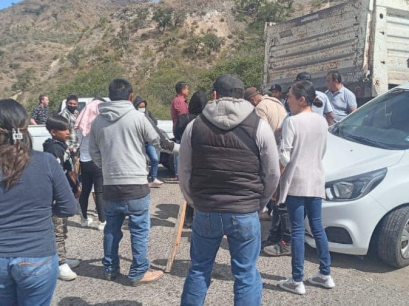 Bloquean carretera y detienen a delegado de paz en Huajuapan