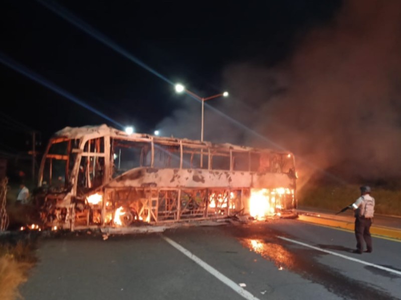 Bloquean carreteras con camiones incendiados en seis municipios de Zacatecas