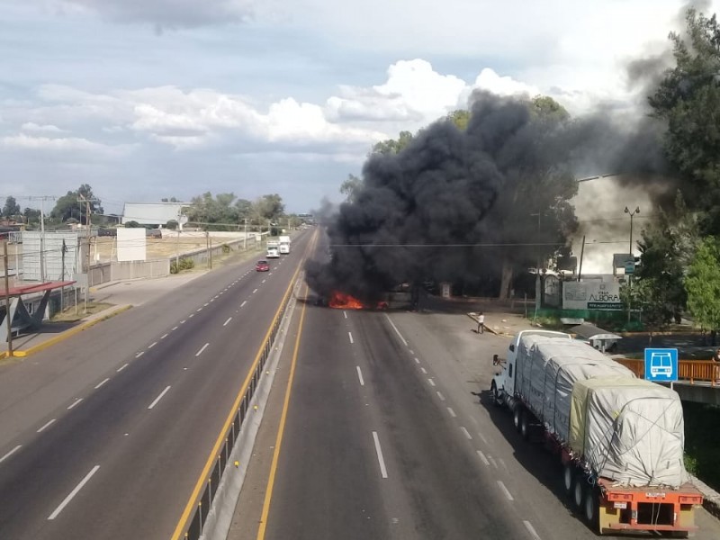 Bloquean carreteras e  incendian vehículos