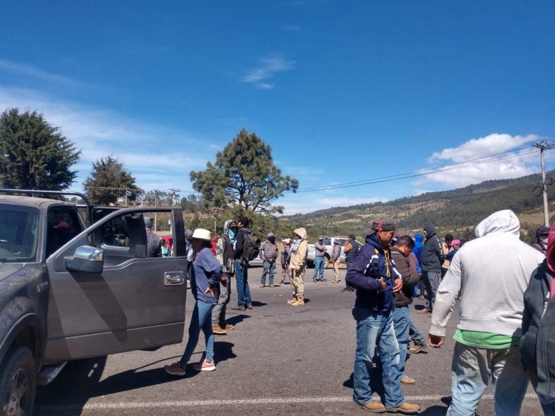 Bloquean carreteras en Michoacán este lunes