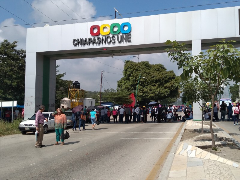 Bloquean carreteras maestros de la CNTE, hay paro