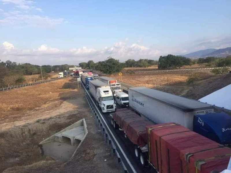 Bloquean carretera costera prestadores de servicios turísticos