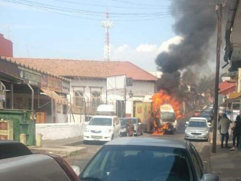 Bloquean carreteras y queman vehículos en Uruapan; SSP despliega operativos