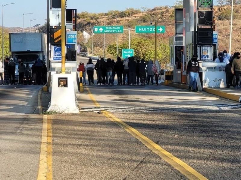 Bloquean caseta de cobro; normalistas piden 