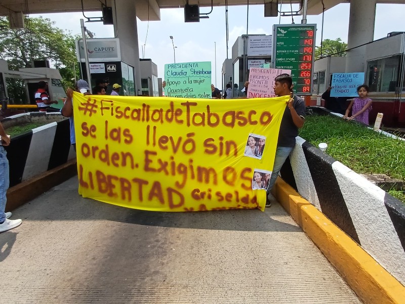Bloquean caseta de Cuitláhuac para exigir libertad de dos mujeres