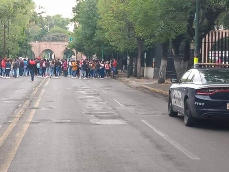 Bloquean circulación frente a Sectaría de Finanzas en Morelia