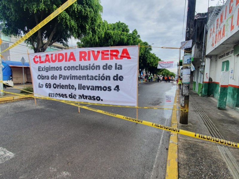 Bloquean circulación por obras inconclusas