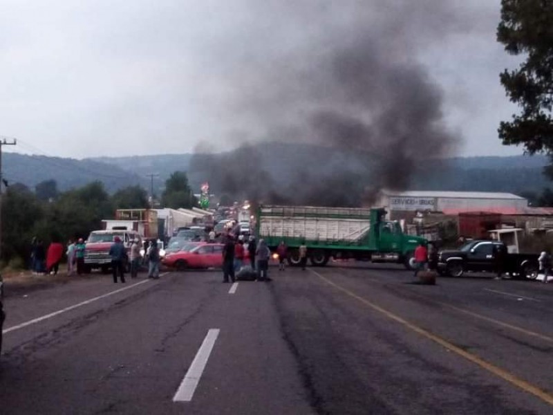 Bloquean comuneros carretera en Opopeo por menor desaparecido