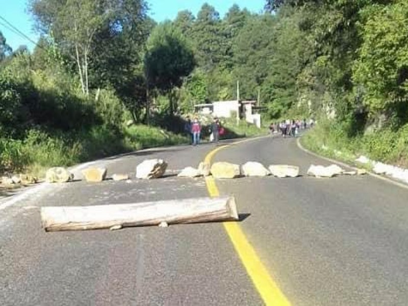 Bloquean comuneros de Oxchuc tramo carretero ante incumplimiento del ayuntamiento