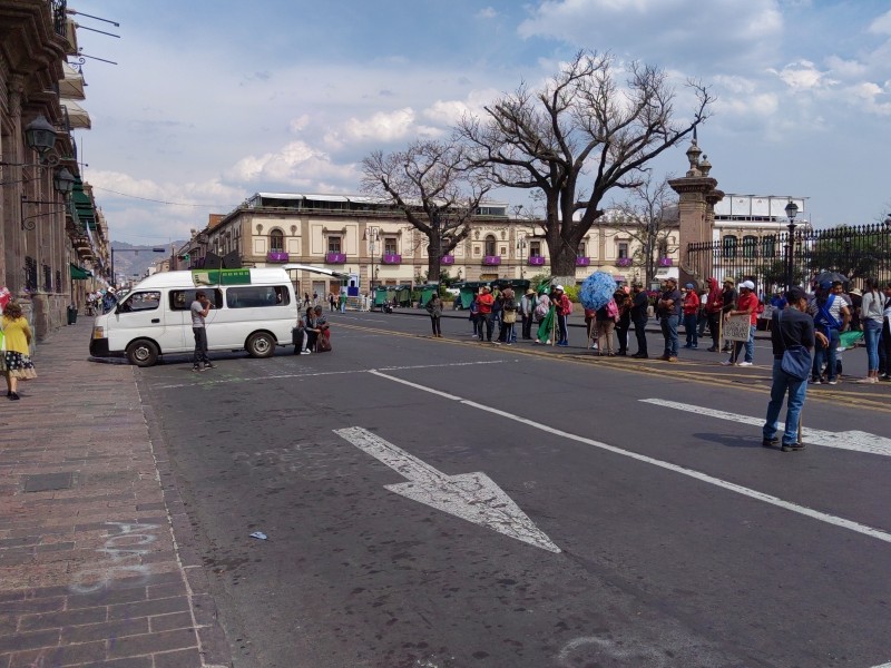 Bloquean comuneros del FNLS avenida Madero