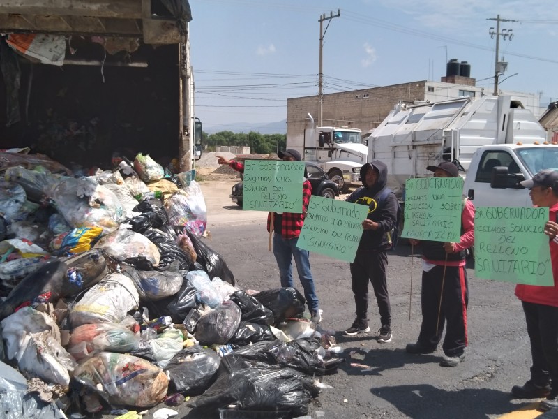 Bloquean con basura la carretera Toluca-Naucalpan ante cierre de basurero