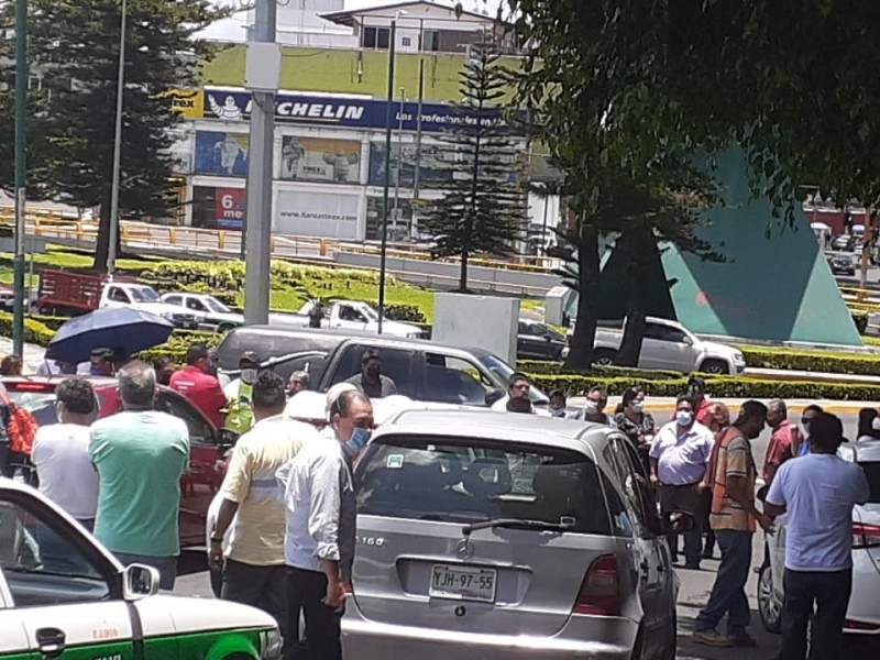 Bloquean con carroza avenida 20 de Noviembre en Xalapa