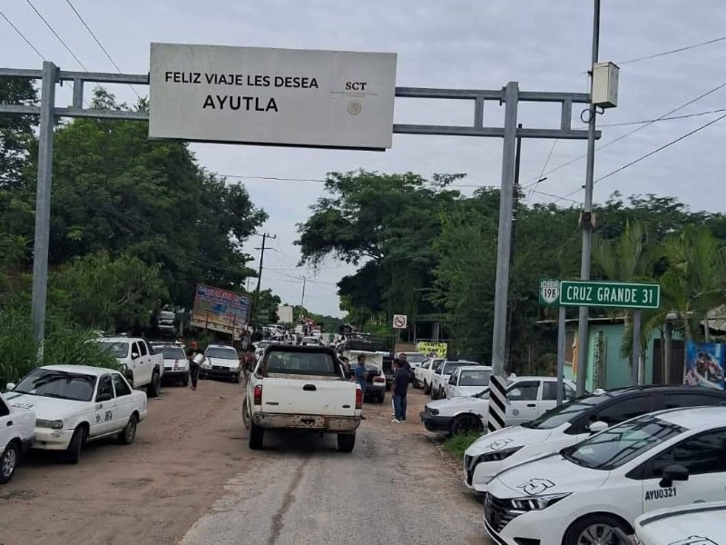 Bloquean contra extorsiones y calles abandonadas en Ayutla