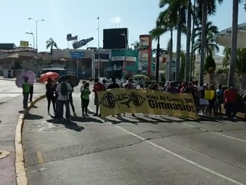 Bloquean Costera de Acapulco, exigen mantener abiertos gimnasios