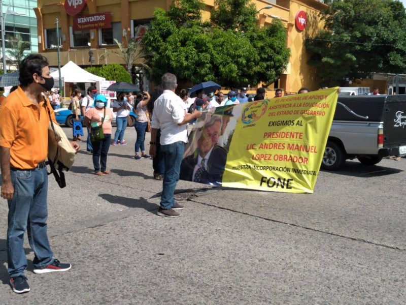 Bloquean Costera en Acapulco, exigen ingreso del PAAE al Fone