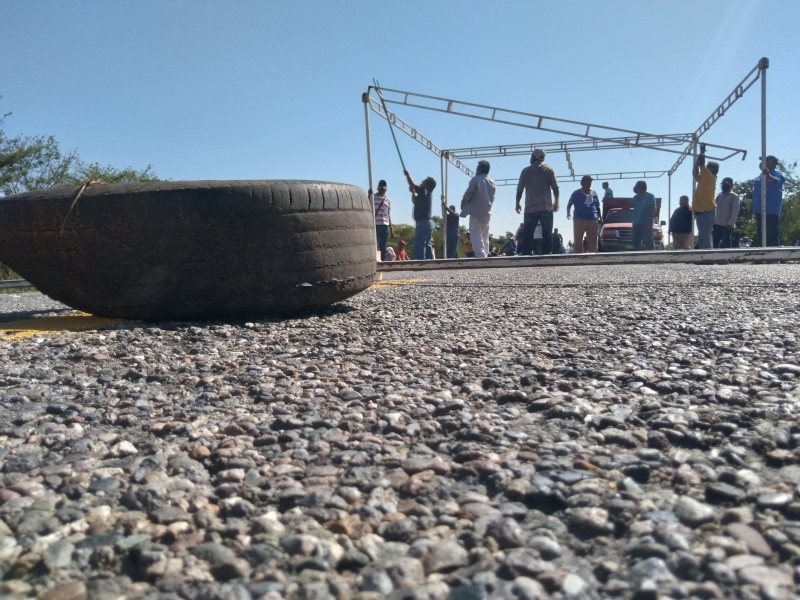 Bloquean damnificados carretera federal Cristobal Colon