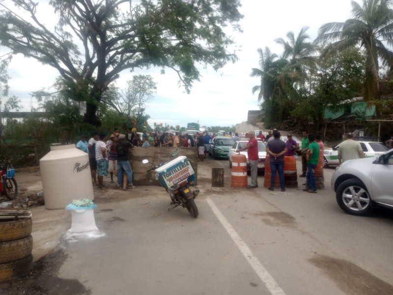 Bloquean damnificados por Erick carretera Acapulco-Ometepec; piden censo