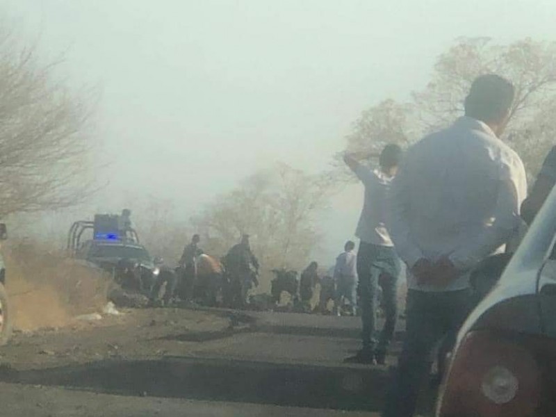 Bloquean de nueva cuenta carretera Aguililla-Apatzingán