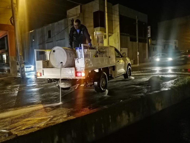 Bloquean drenaje con plásticos, cobijas en la brisa