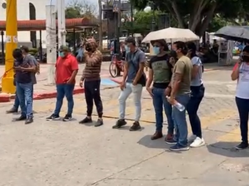 Bloquean el centro de Tuxtla Gutiérrez maestros, piden salarios