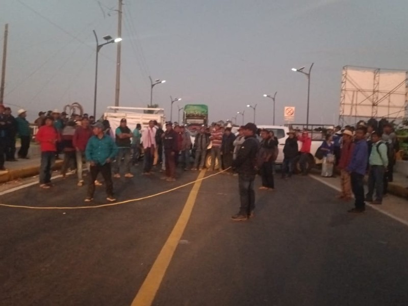 Bloquean en Cruz Grande para pedir 19 maestros de telesecundarias