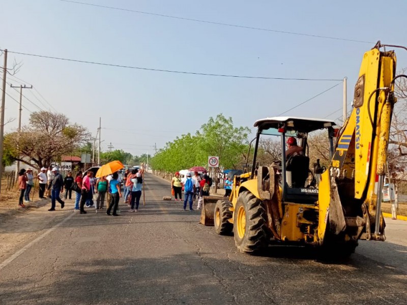 Bloquean en Emiliano Zapata por presunto fraude por construcción domo