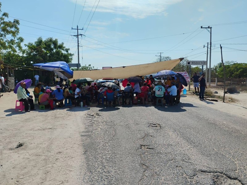Bloquean en Salina Cruz–Huatulco para exigir construcción de aulas escolares