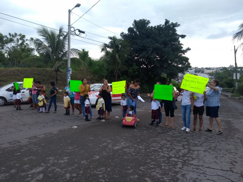 Bloquean entrada a fraccionamiento Torrentes