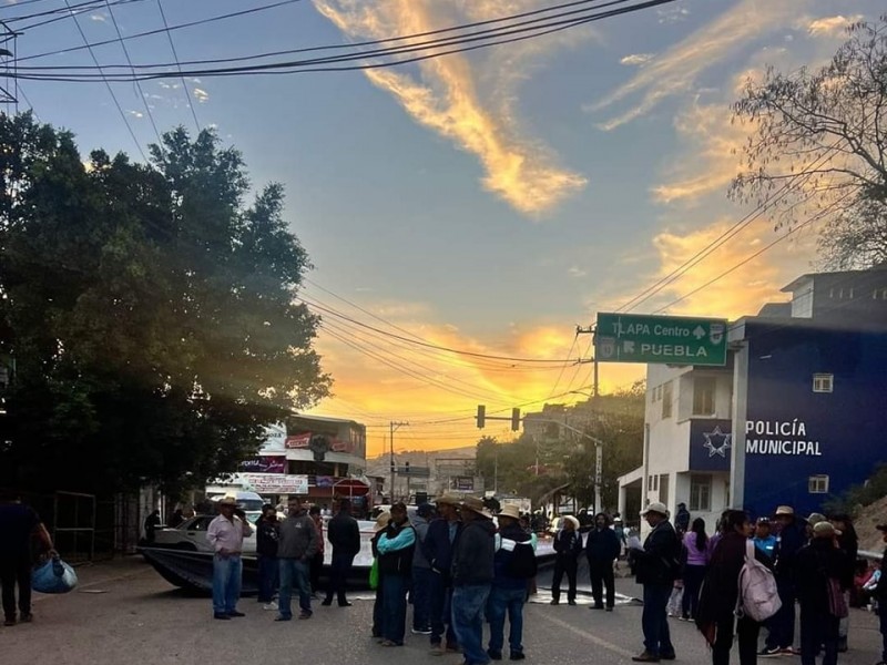 Bloquean entradas y salidas de Tlapa; demandan obra pública