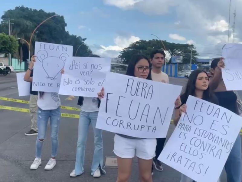 Bloquean universitarios boulevard Tepic-Xalisco, van contra la Federación de Estudiantes