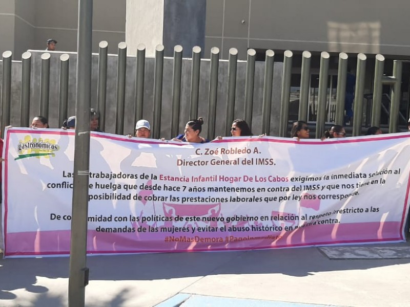 Bloquean ex trabajadoras de guardería entrada de clínica 38 IMSS