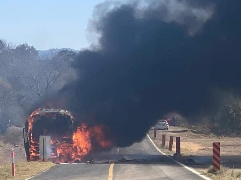 Bloquean habitantes carretera Morelia-Zacapu