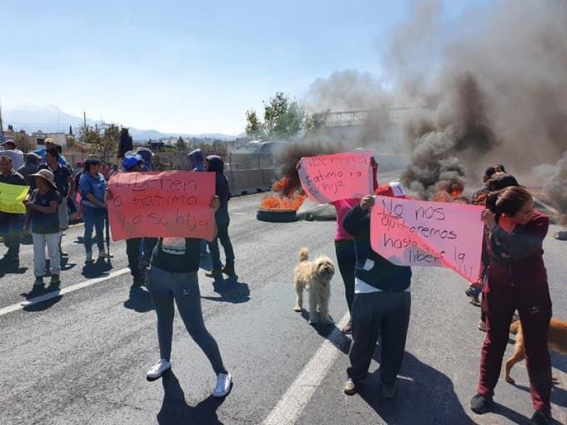 Bloquean habitantes de Santa Rita Tlahuapan autopista México-Puebla