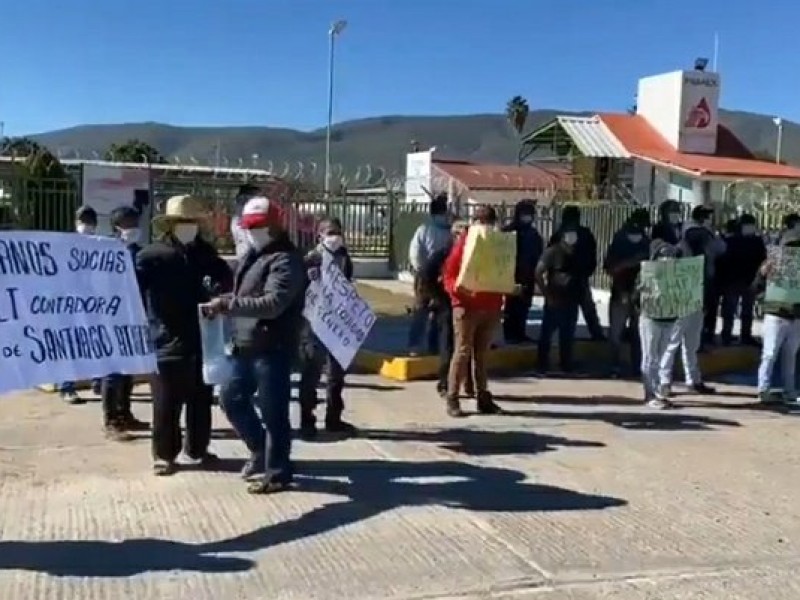 Bloquean instalaciones de PEMEX en Santa María El Tule