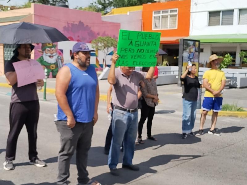 Bloquean Javier Mina al cruce con Celestino Negrete por falta de agua