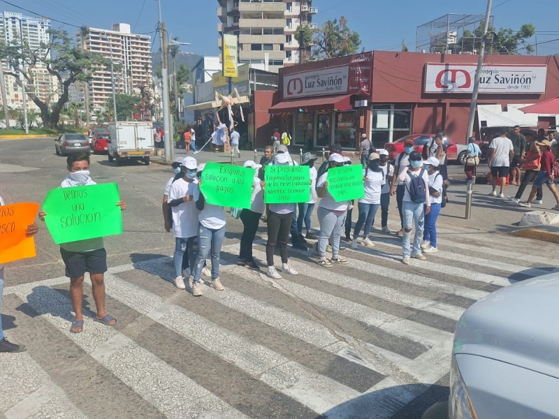 Bloquean jóvenes Construyendo el Futuro la costera; exigen pagos