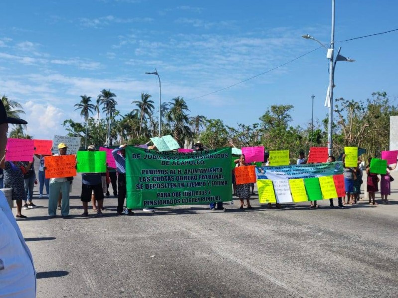 Bloquean jubilados en Acapulco por pago de aguinaldo y mensualidad