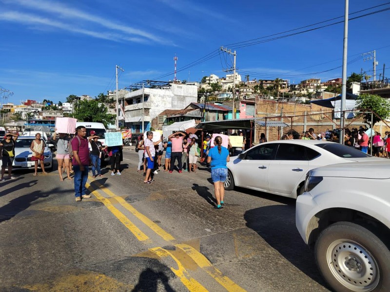 Bloquean la Acapulco-Zihuatanejo contra una recicladora