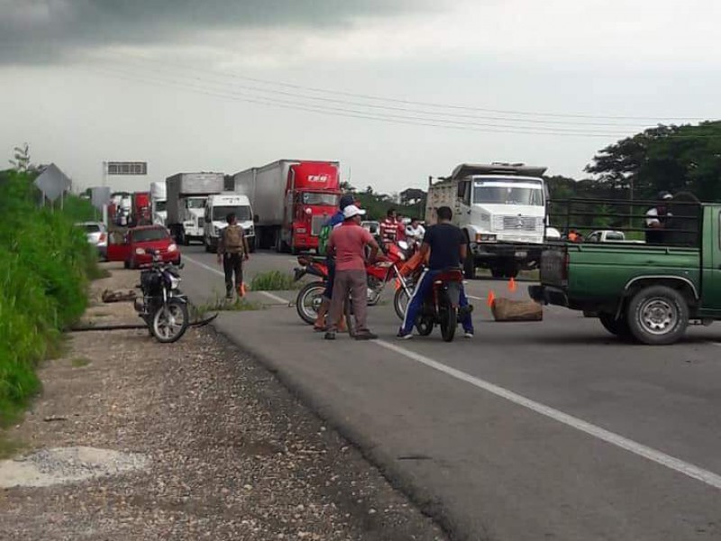 Bloquean la autopista Tonalá-Arriaga