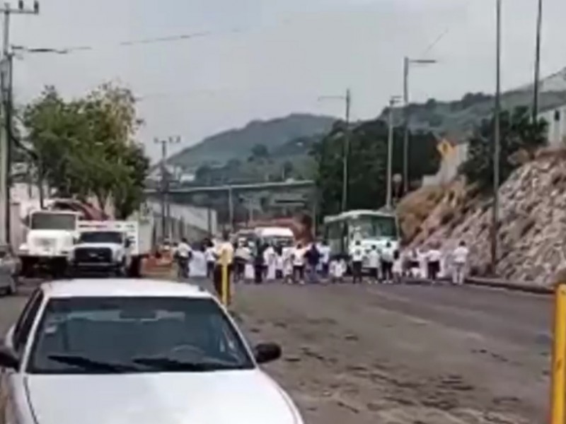 Bloquean la avenida Gustavo Baz en Tlalnepantla