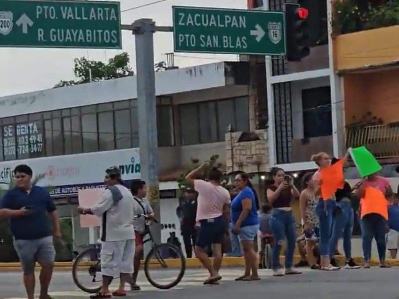 Bloquean la carretera federal 200 por falta de agua potable