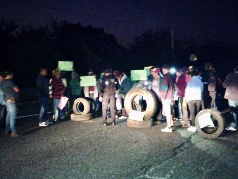 Bloquean la carretera Iguala-Chilpancingo para exigir maestros