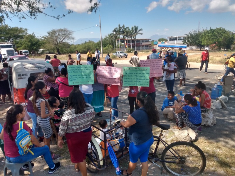 Bloquean la carretera para exigir pagos al Ayuntamiento