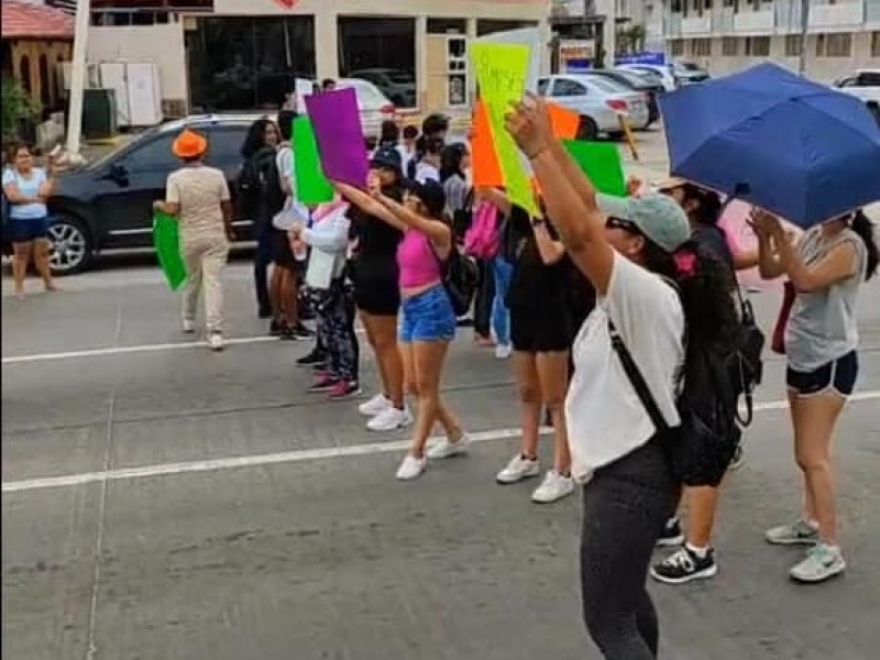 Bloquean la Costera por cierre de Universidad Americana