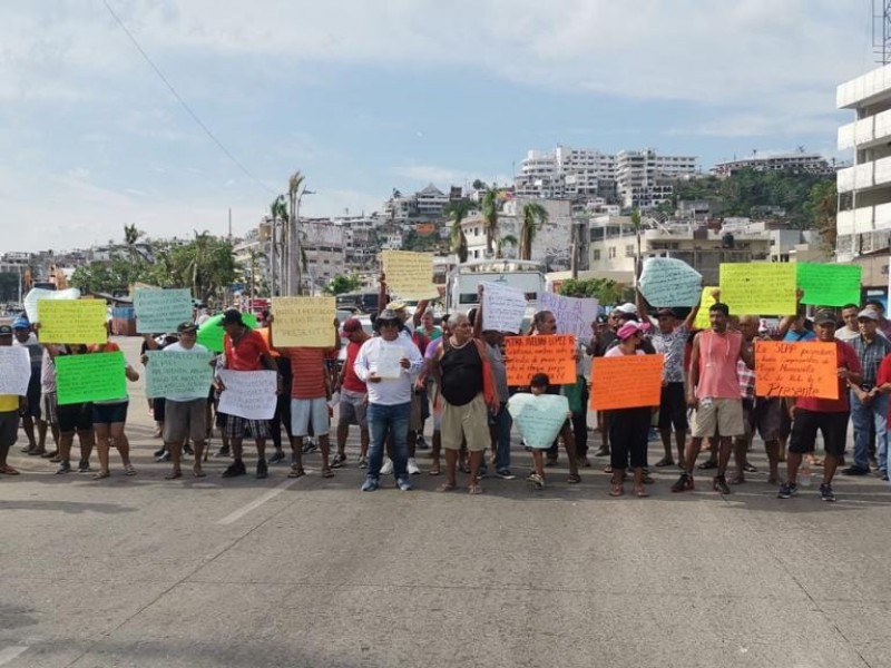 Bloquean la Costera por falta de pago para reconstrucción