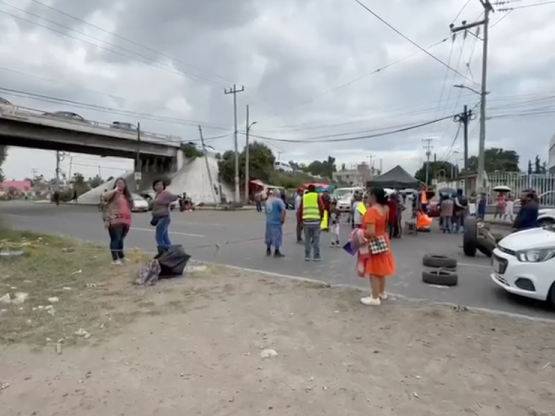 Bloquean la Lechería-Texcoco por falta de agua