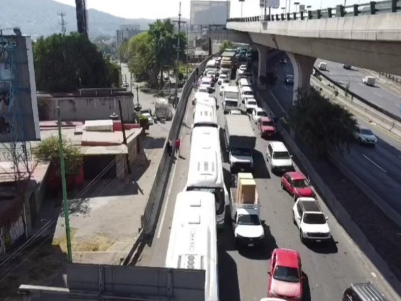 Bloquean la México - Querétaro y generan caos vial