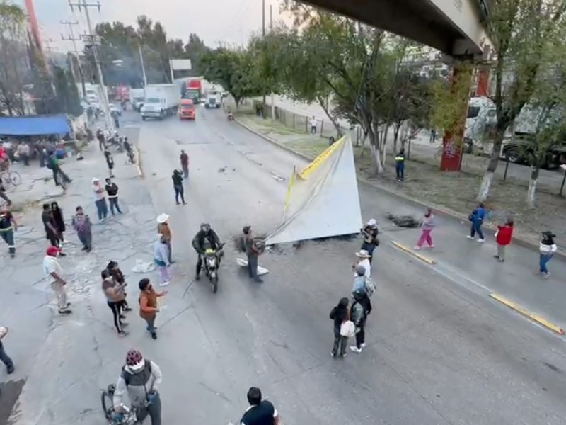 Bloquean la vía José López Portillo en Tultitlán