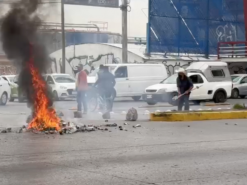 Bloquean la vía José López Portillo, Queman neumáticos