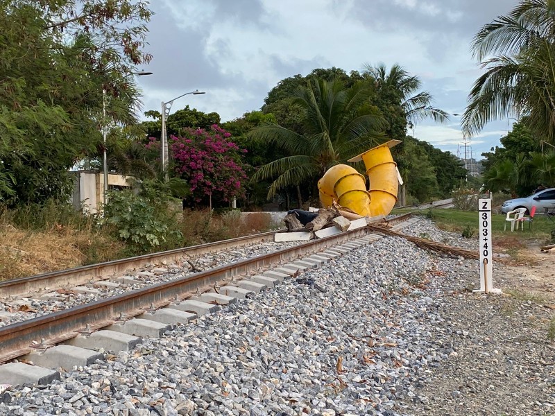 Bloquean las vías del tren en Salina Cruz